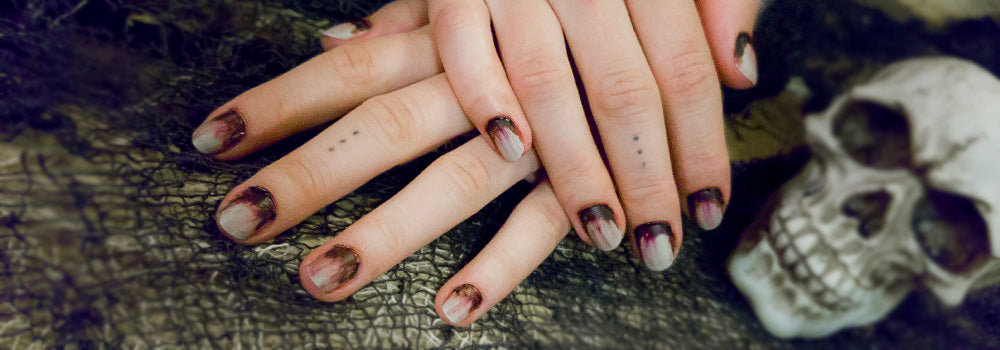 Blutige Zombie Fingernägel als Halloween Nageldesign