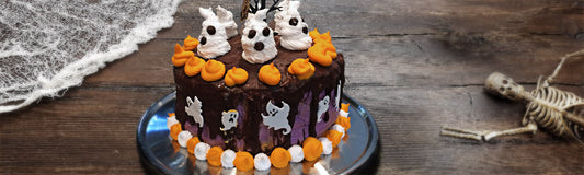 Halloween Schockoladen Kuchen mit Baiser Geistern