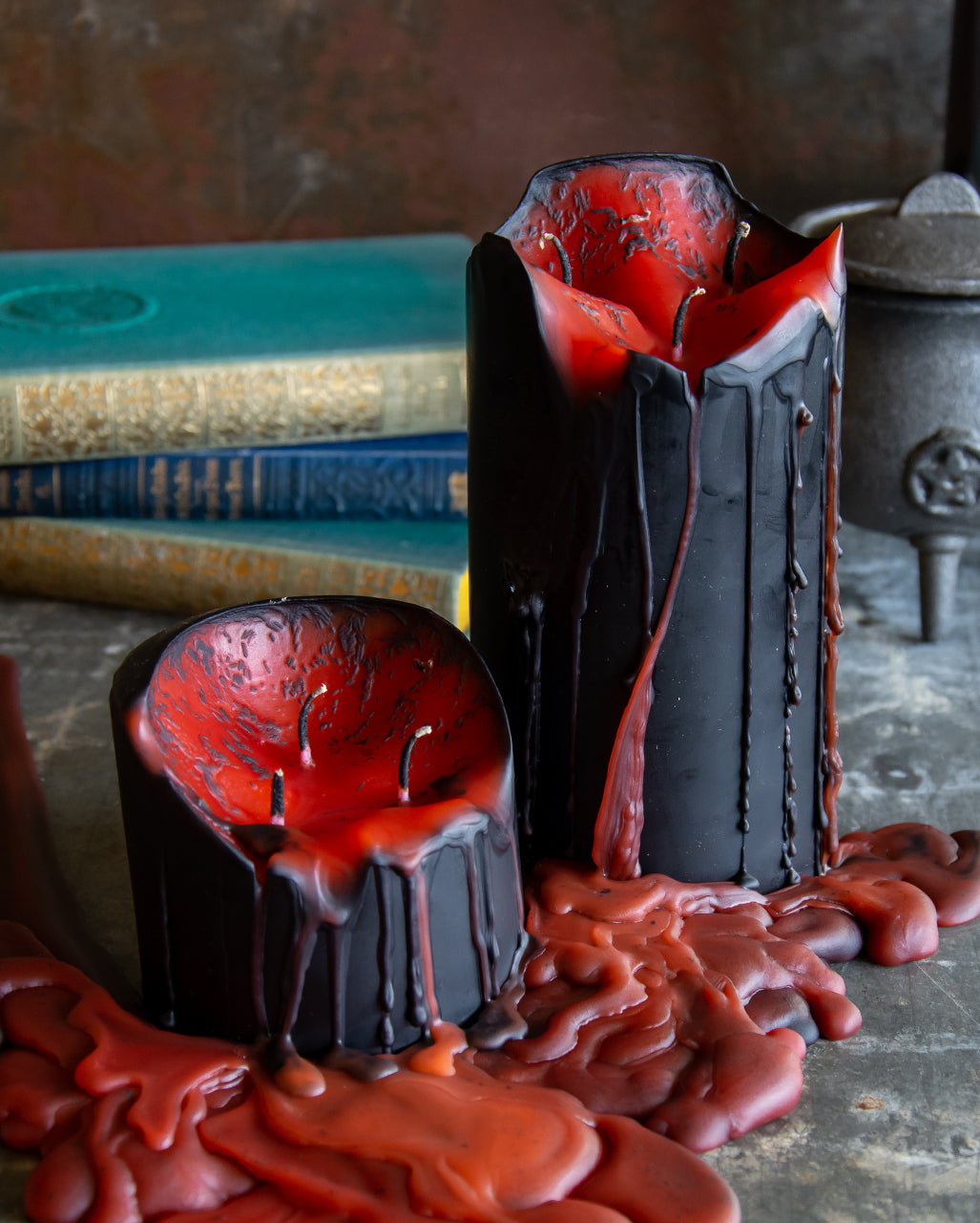 Schwarze Stumpenkerze mit Vampir Blut 15cm