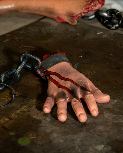 Blutige Hand mit Folterkette 39cm