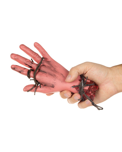 Blutige Hand mit Stacheldraht
