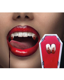 Blutige Vampirzähne