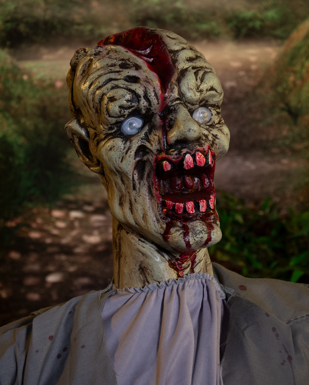 Blutiger Zombie Torso mit Bewegung, Licht & Sound 80cm