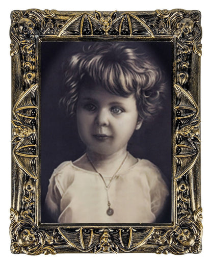 Creepy Little Abigail Hologram Portrait 50x39 cm