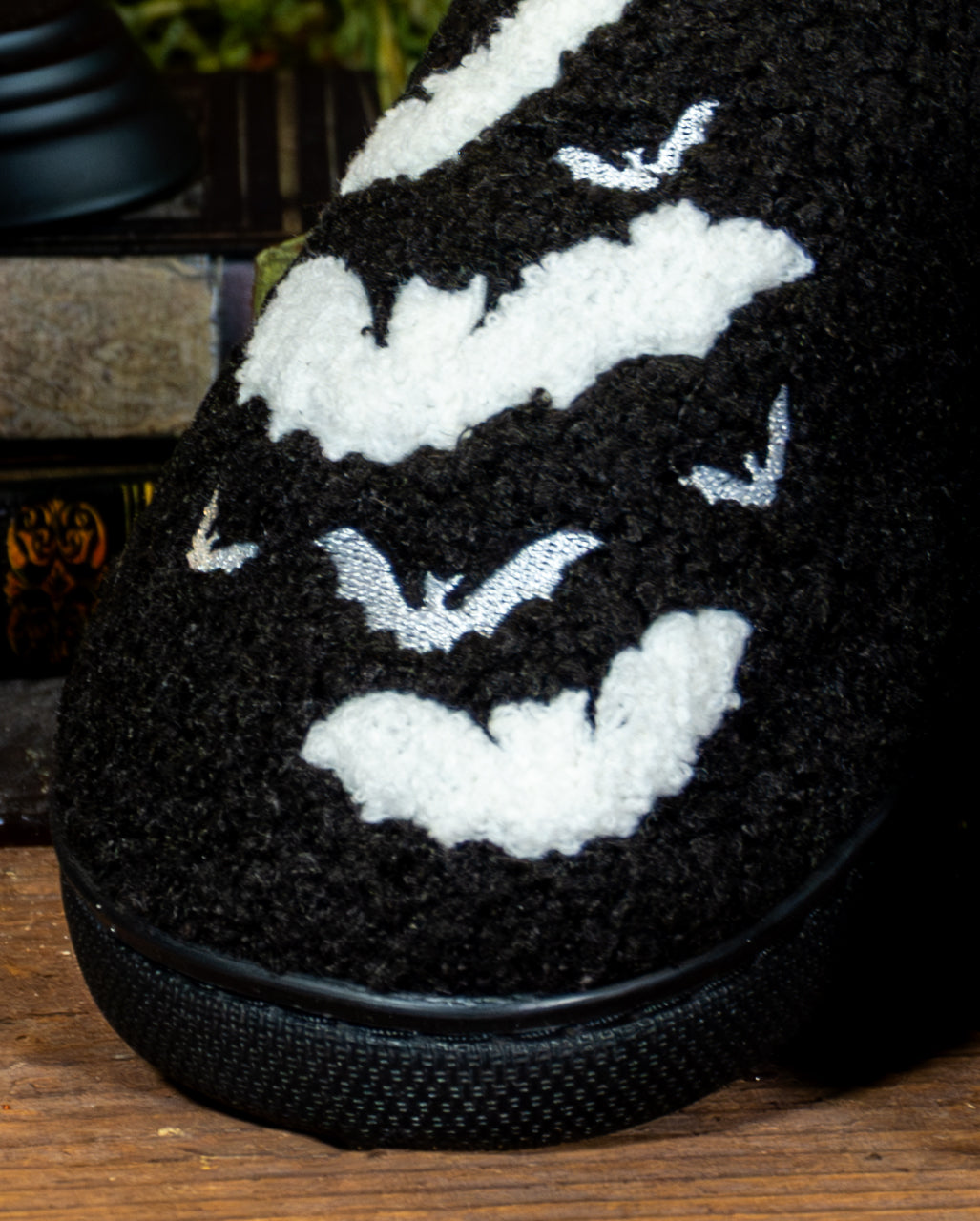 Kuschelweiche Hausschuhe mit Fledermaus Motiv
