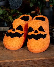 Flauschige Halloween Hausschuhe mit Kürbisgesicht