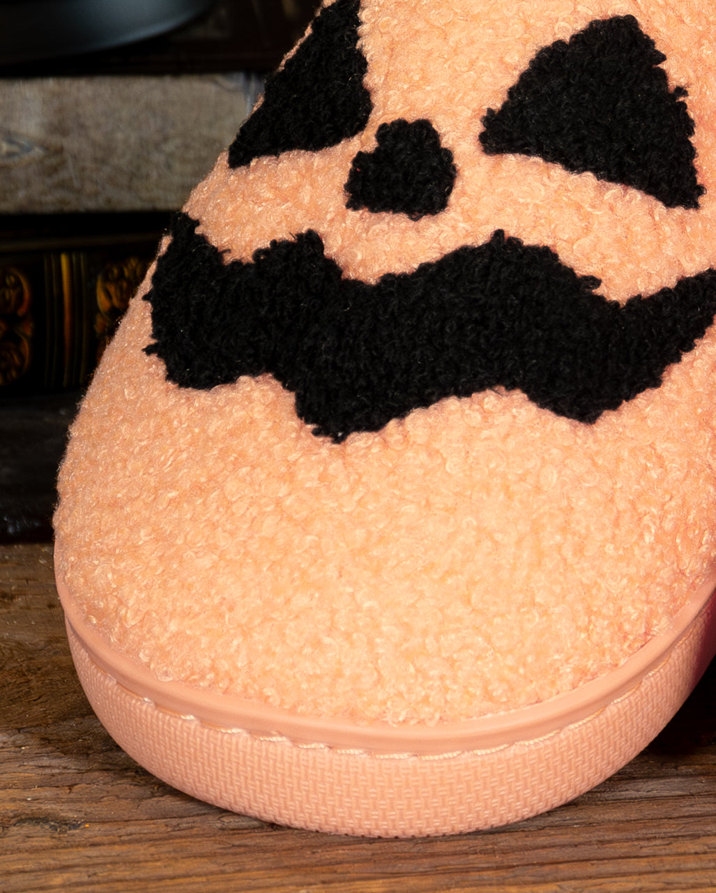 Kuschelweiche Hausschuhe mit Halloween Kürbisgesicht