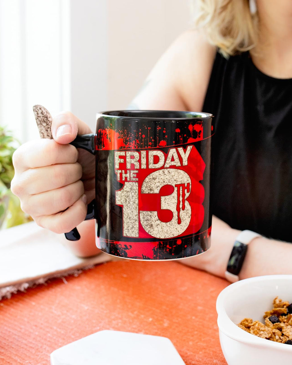 Freitag der 13. Keramiktasse mit Machete als Griff