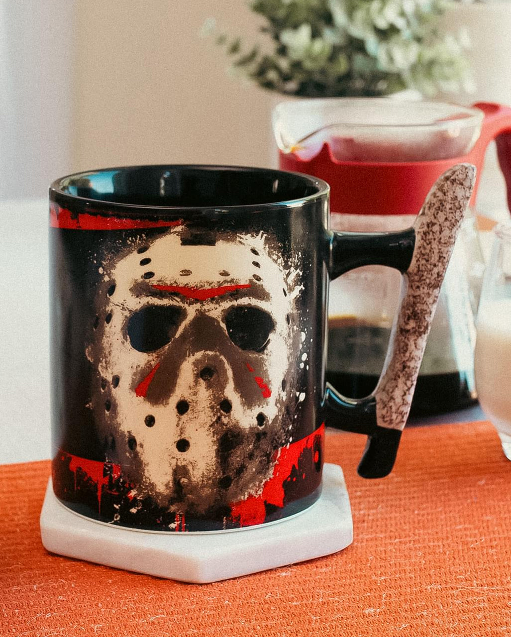 Freitag der 13. Keramiktasse mit Machete als Griff