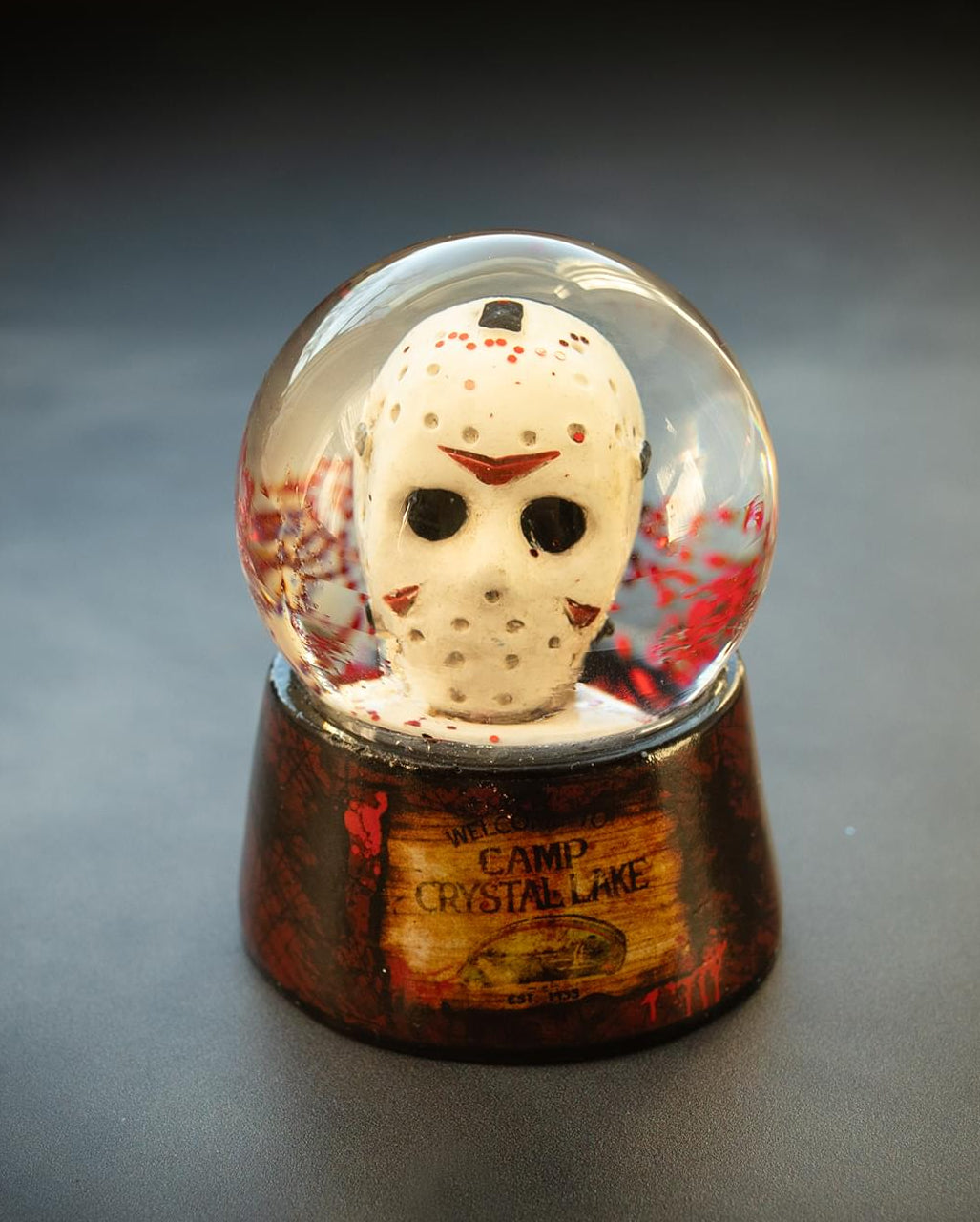 Freitag der 13. Mini-Schneekugel mit Licht 5cm