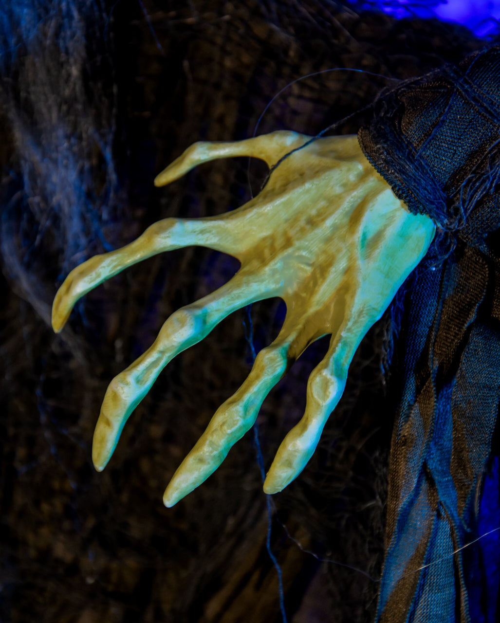 Espeluznante Bruja Del Bosque Con Movimiento, Sonido Y Ojos Luminosos 153cm