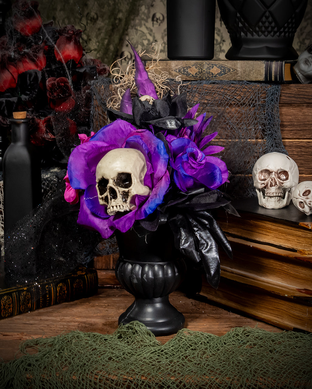 Gothic Blumengesteck mit Violett-Schwarzen Rosen & Totenkopf 30cm