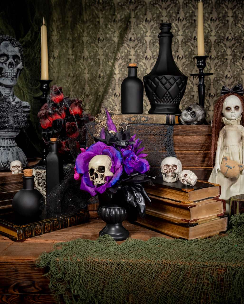 Gothic Blumengesteck mit Violett-Schwarzen Rosen & Totenkopf 30cm
