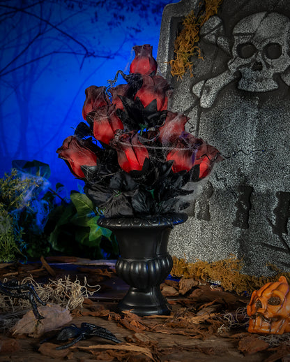 Vaso Gotico Con Rose Rosse Sbiadite E Ragnatele
