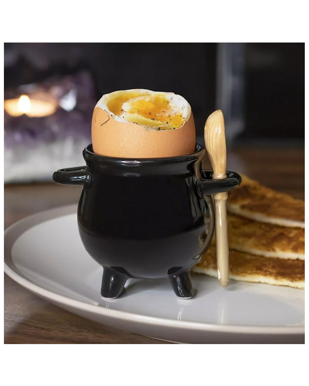 Hexenkessel mit Löffel als Eierbecher