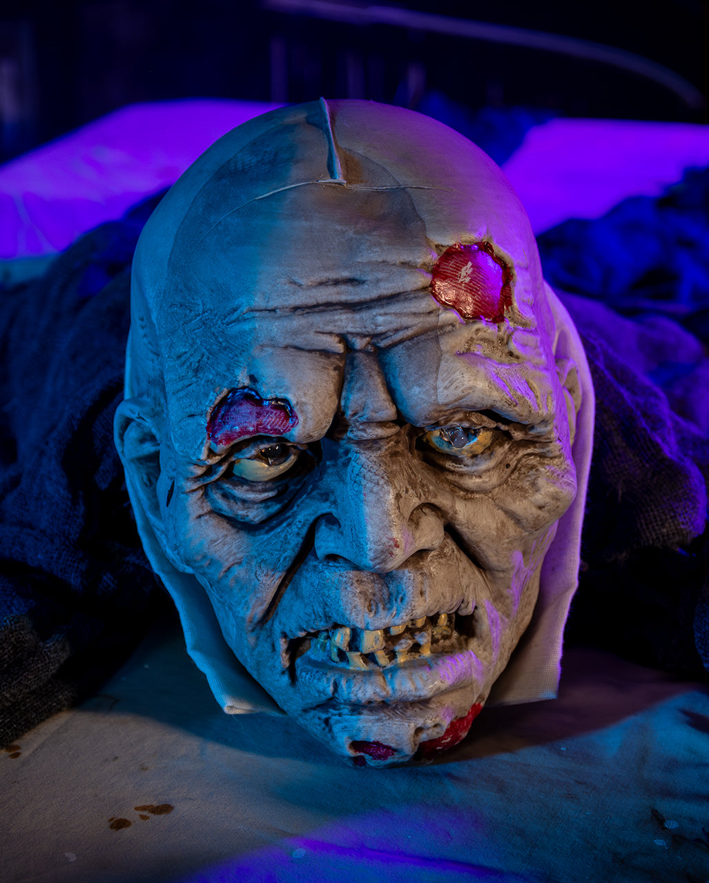Krabbelnder Zombie mit Licht & Sound 140cm