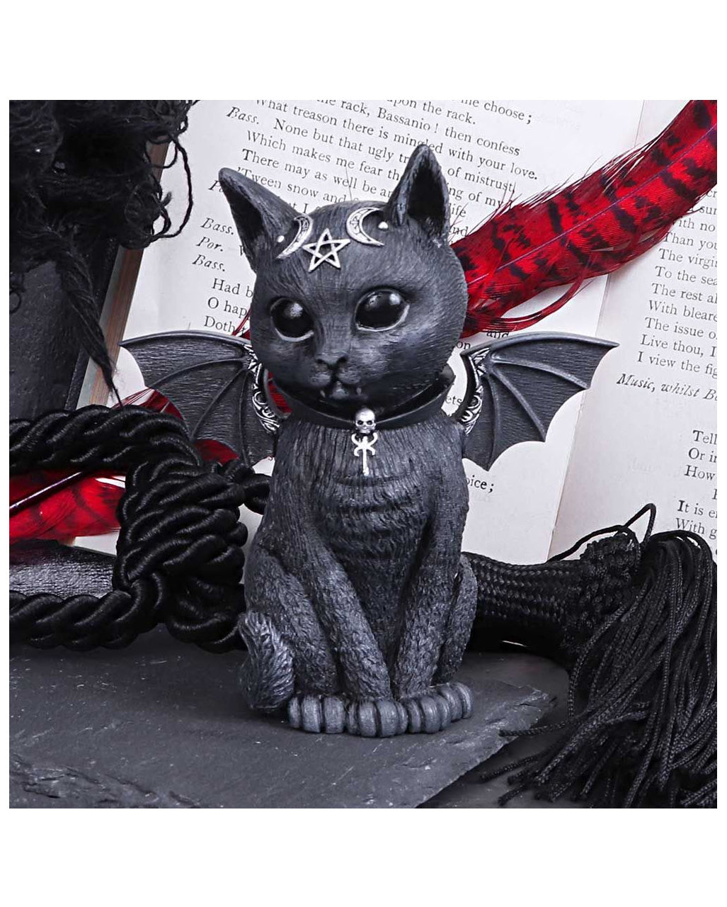 Mystische Katzenfigur mit Fledermaus Flügel