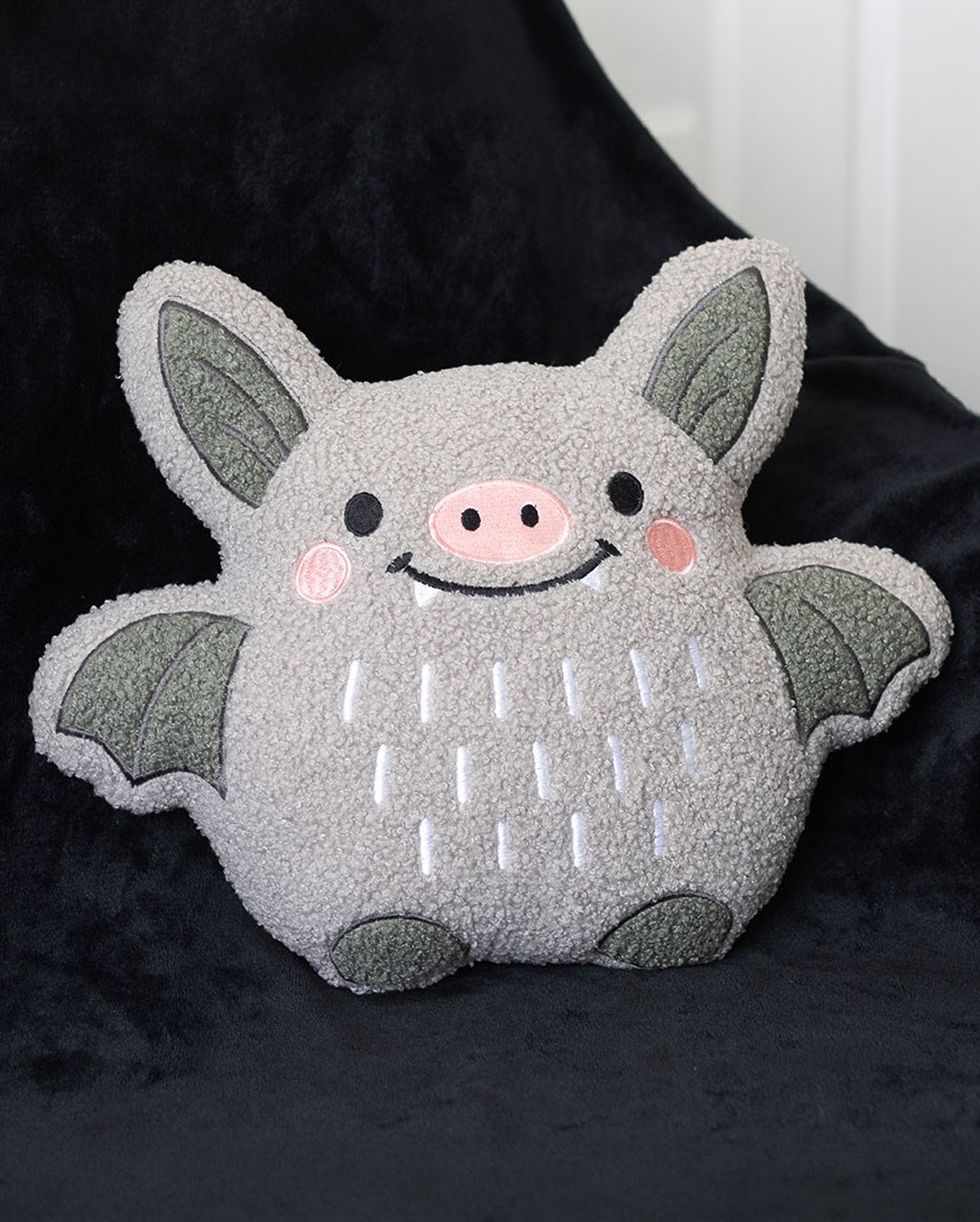 Niedliches Fledermaus Bouclé-Kissen 32cm