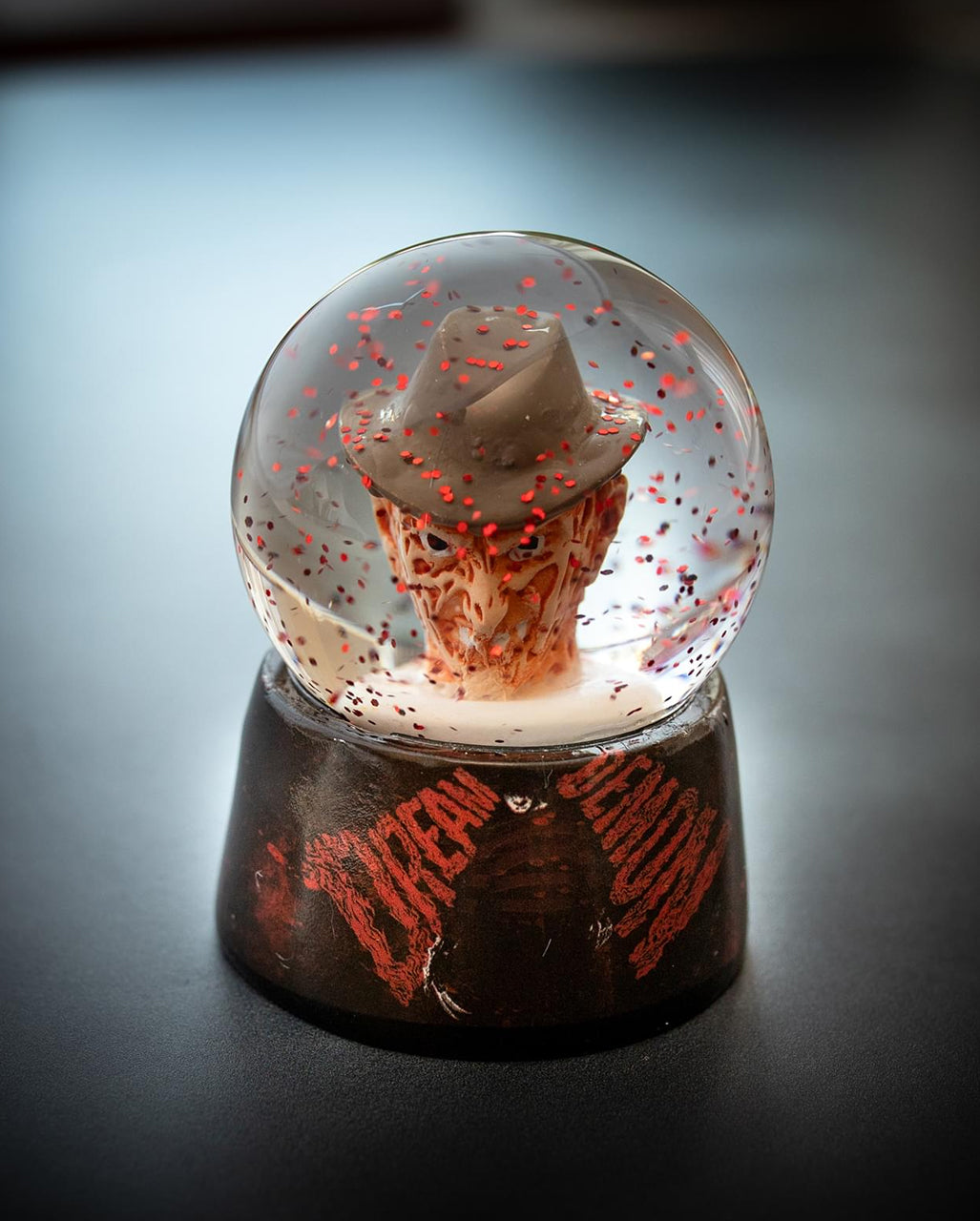Freddy Krueger Mini-Schneekugel mit Licht 5cm