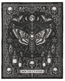 Noctis Manor „Totenkopf Motte“ Gothic Kuscheldecke 178x152cm