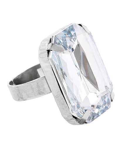 Ring mit weißem Schmuckstein