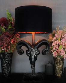 Schwarze Ram Skull Lampe mit Lampenschirm 68cm