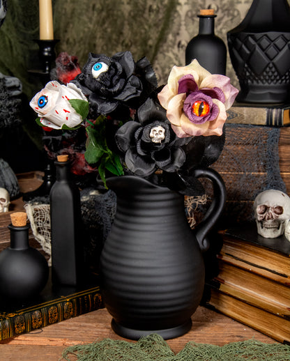 Schwarze Rose mit blauem Auge