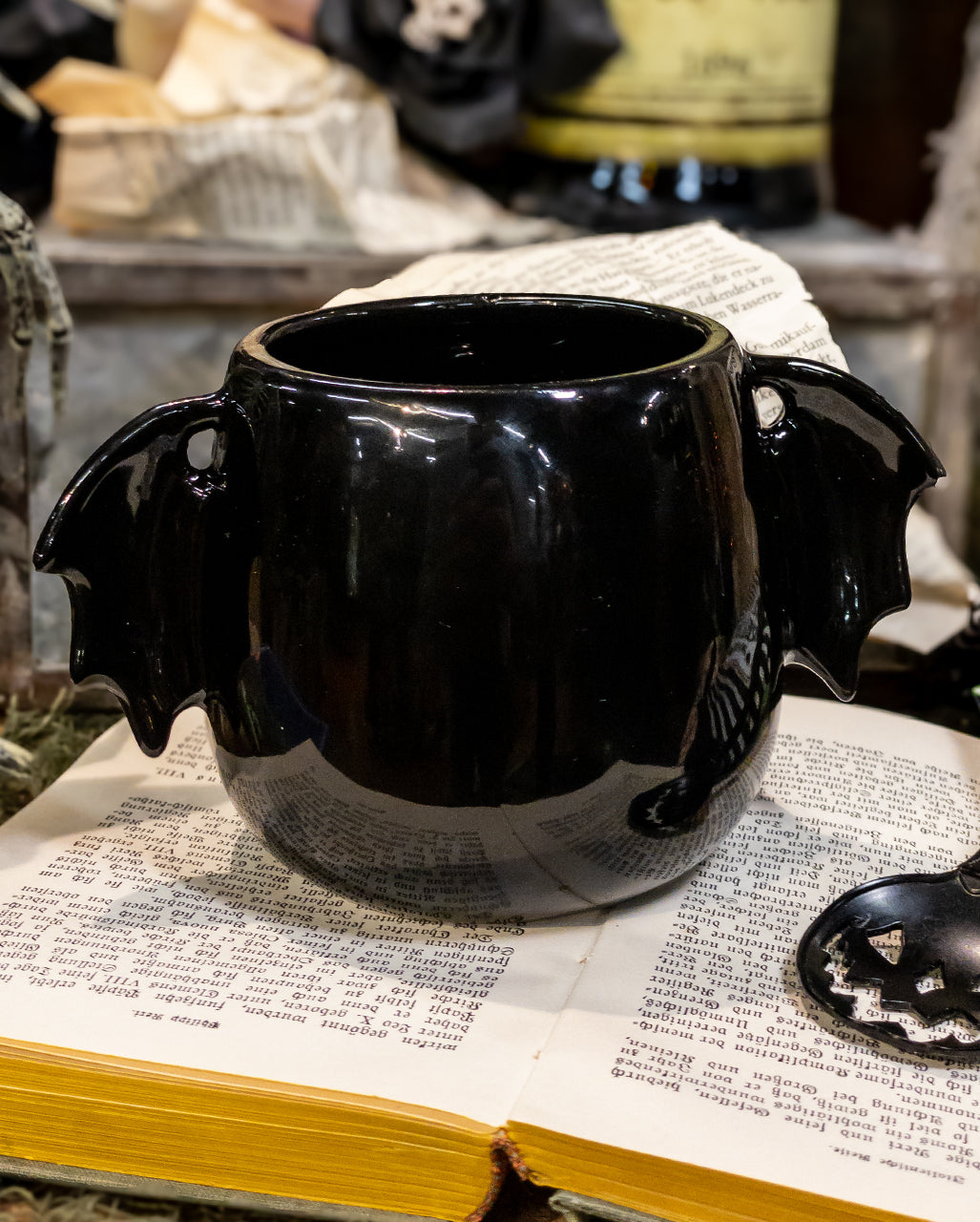 Schwarze Tasse mit Fledermausflügeln 400ml