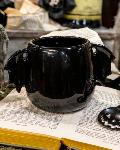 Schwarze Tasse mit Fledermausflügeln 400ml