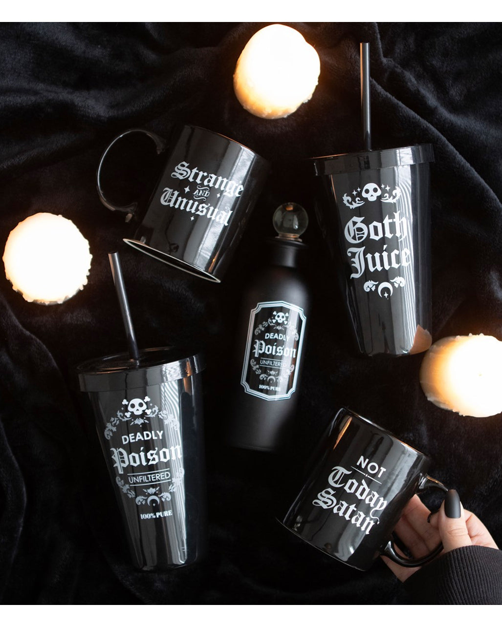 Schwarzer "Goth Juice" Getränkebecher mit Strohhalm