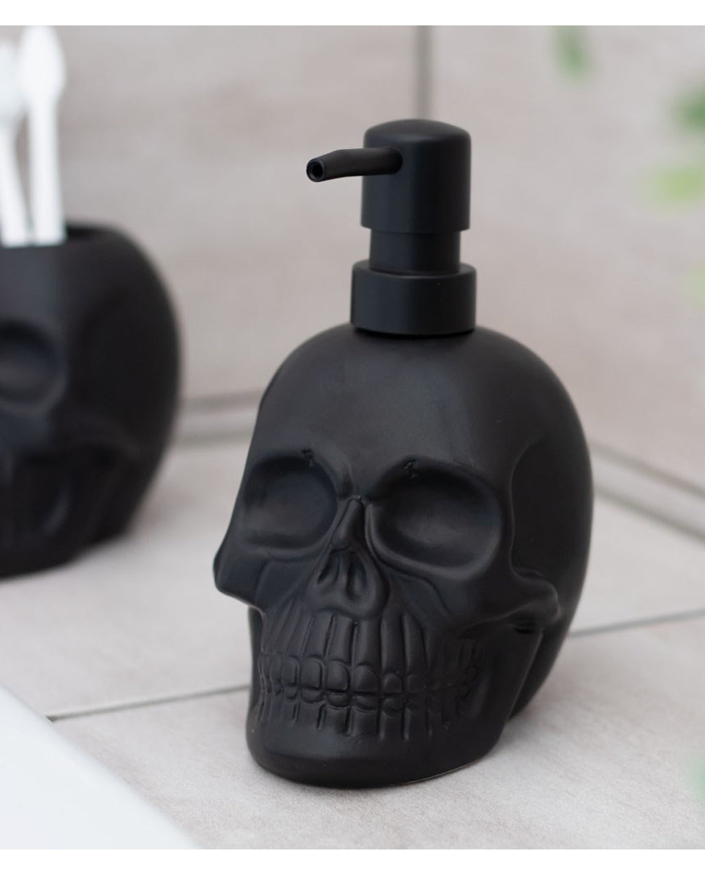 Schwarzer Totenkopf Seifenspender aus Keramik