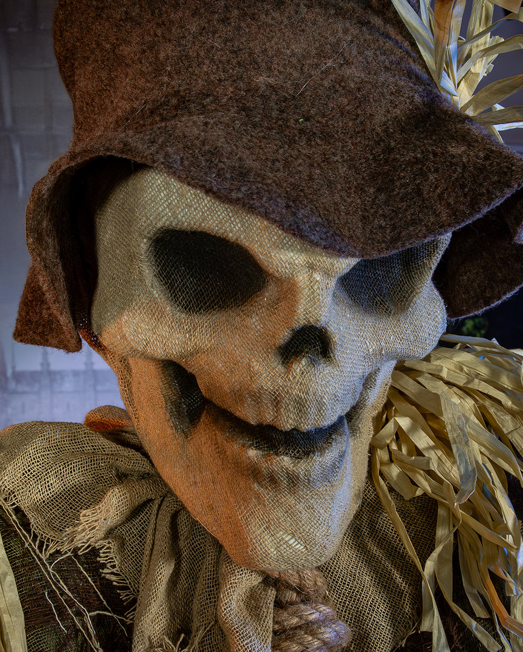 Sinister Scarecrow Halloween Animatronic mit Schockeffekt 182cm