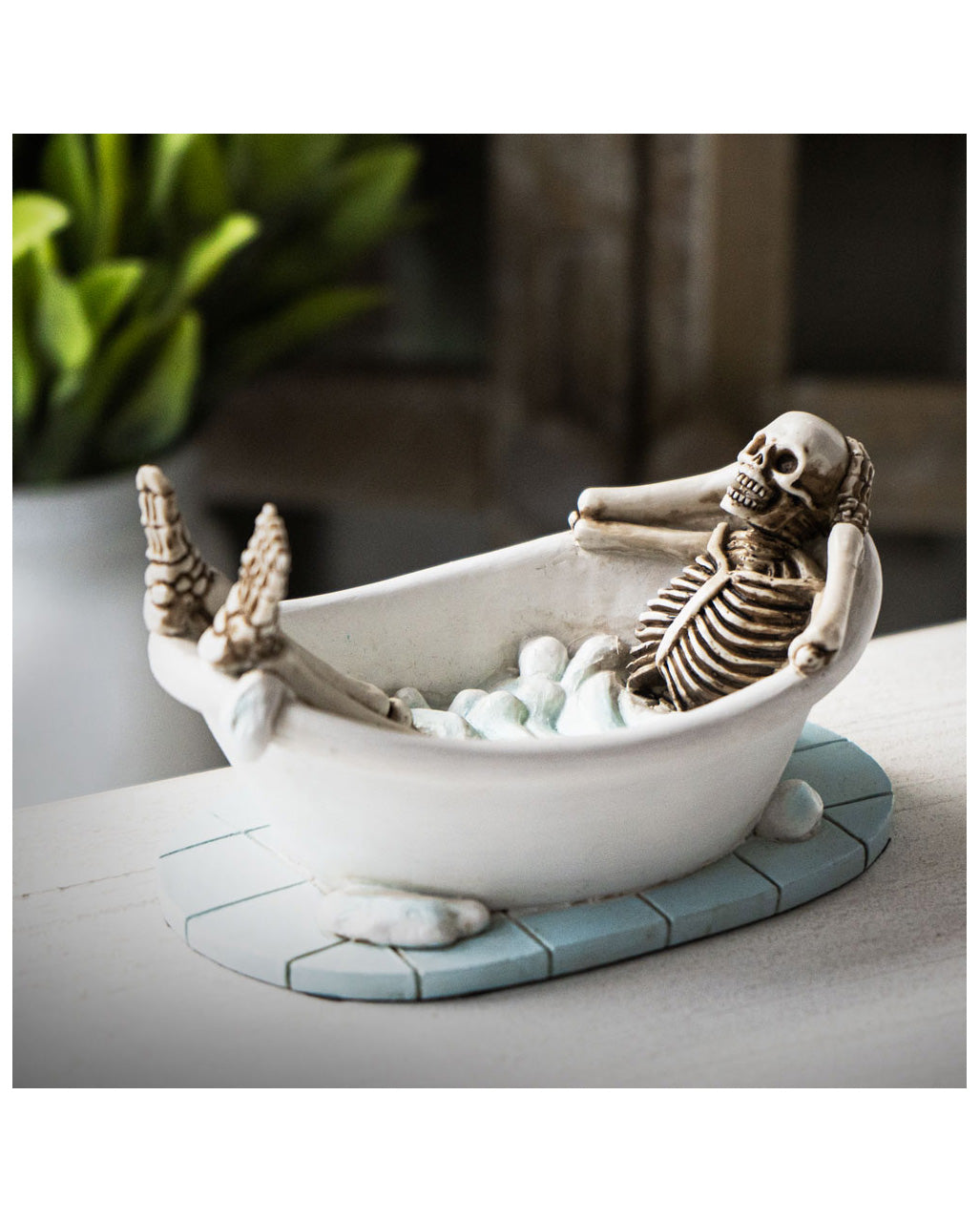 Skelett Figur in Badewanne