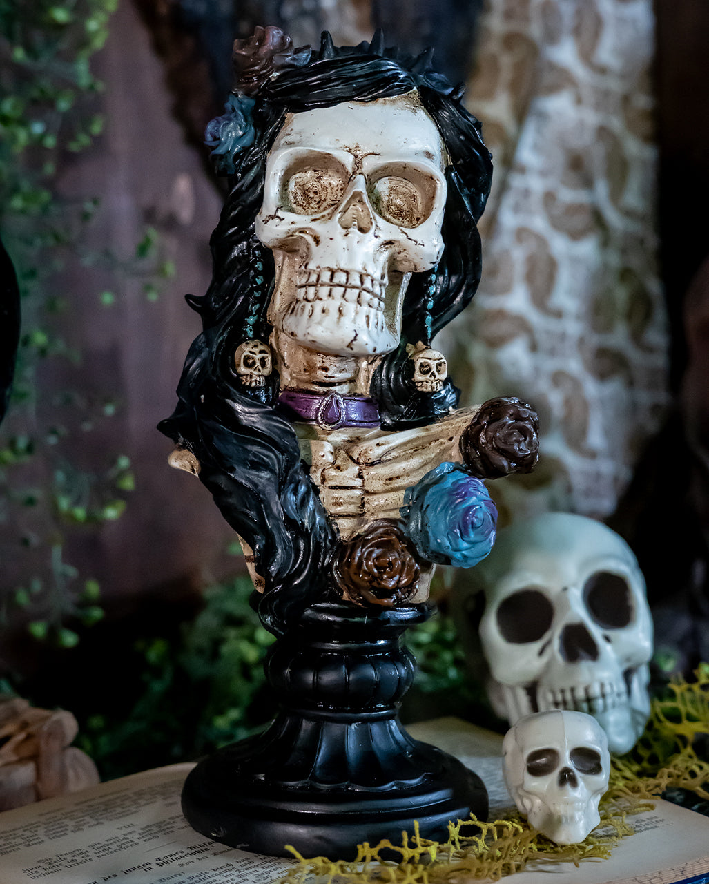 Skeleton Lady Bust With Roses & Skull 26,5cm