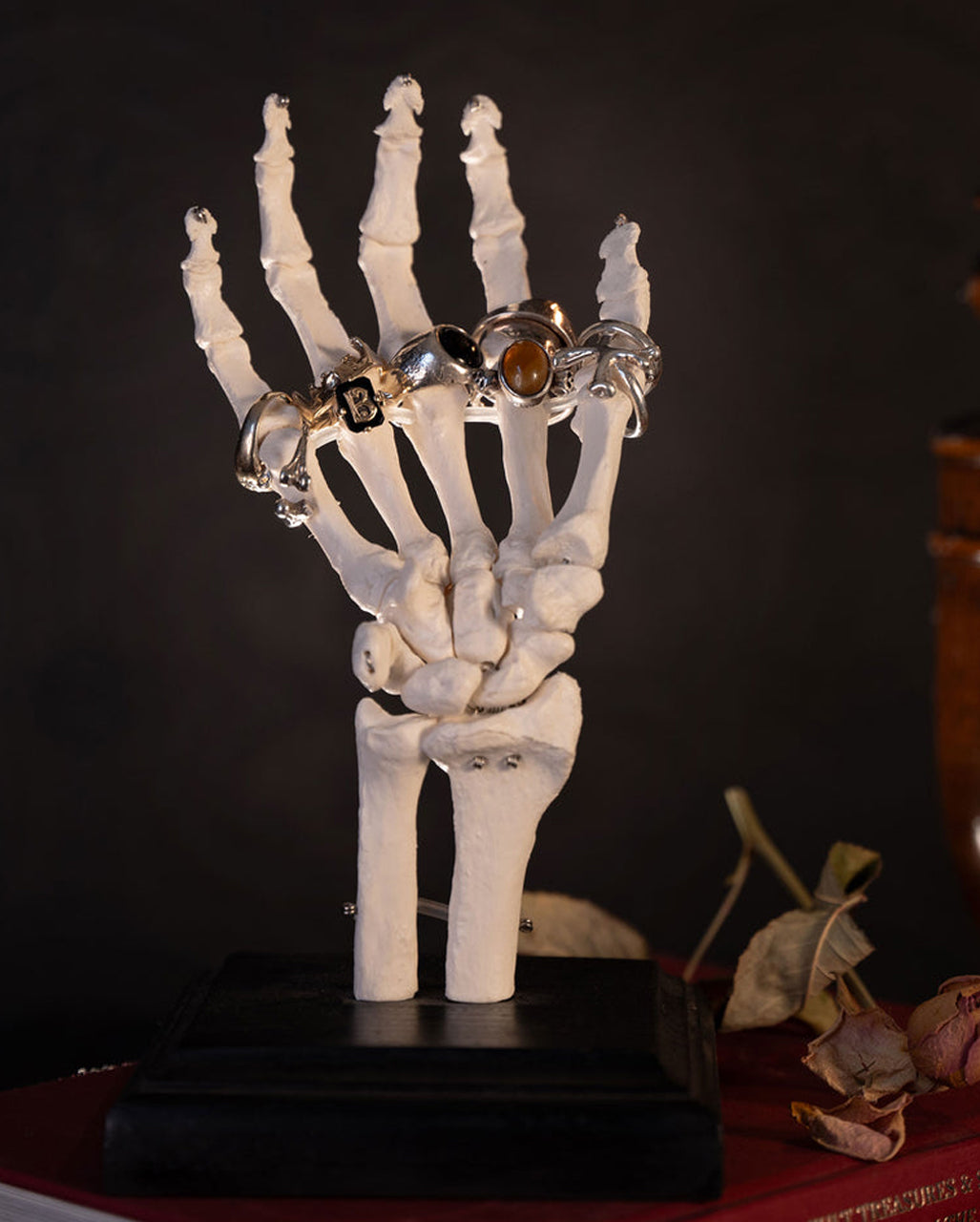 Skeletthand Schmuckhalter
