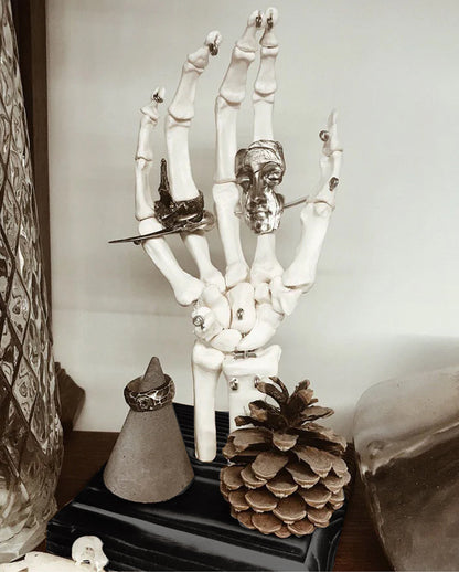 Skeletthand Schmuckhalter