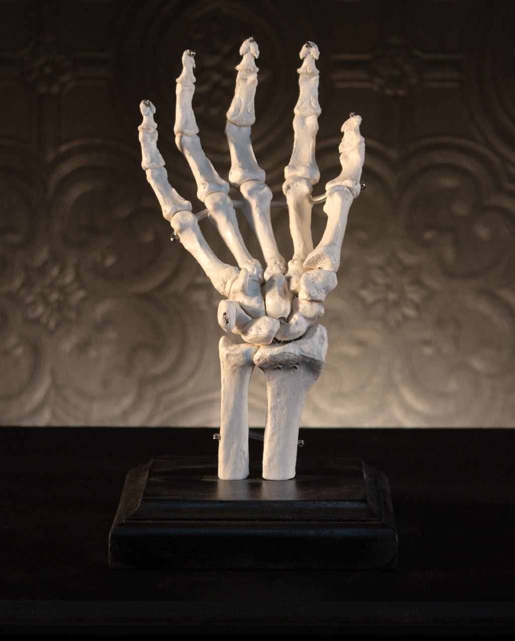 Skeletthand Schmuckhalter
