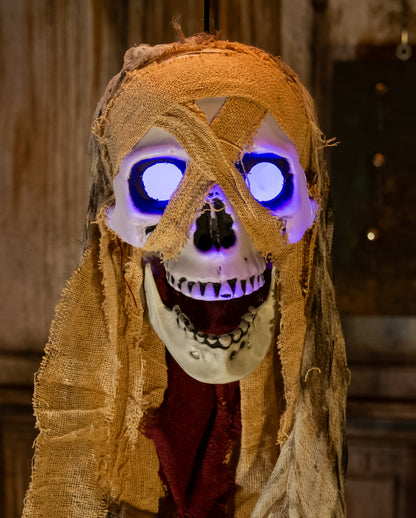 Totenkopf im Fetzenlook mit Leuchtaugen 75cm