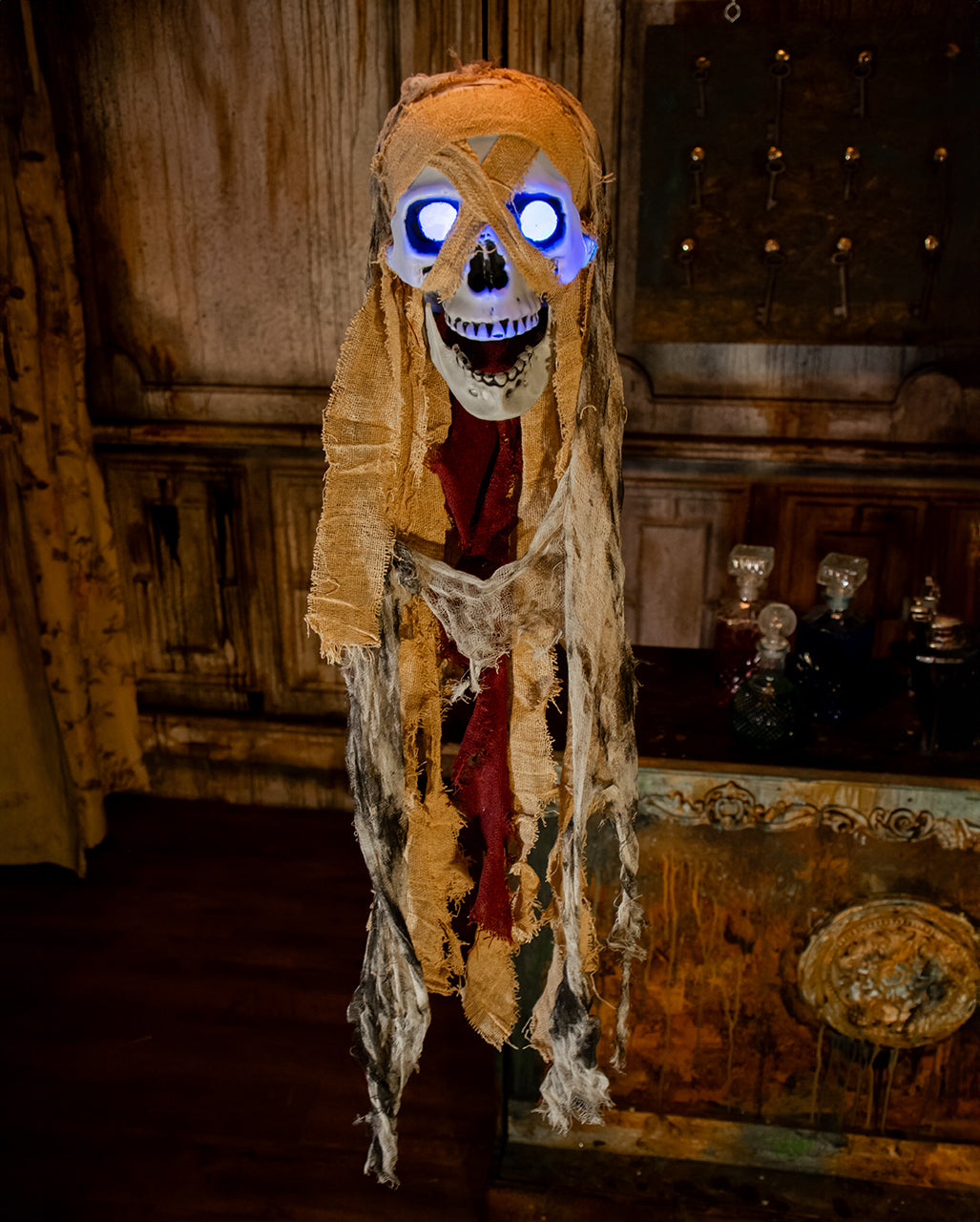 Totenkopf im Fetzenlook mit Leuchtaugen 75cm