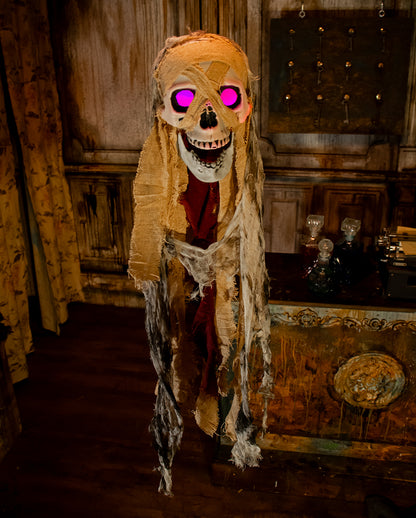 Totenkopf im Fetzenlook mit Leuchtaugen 75cm