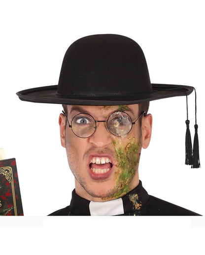 Vollgekotztes Priesterkostüm