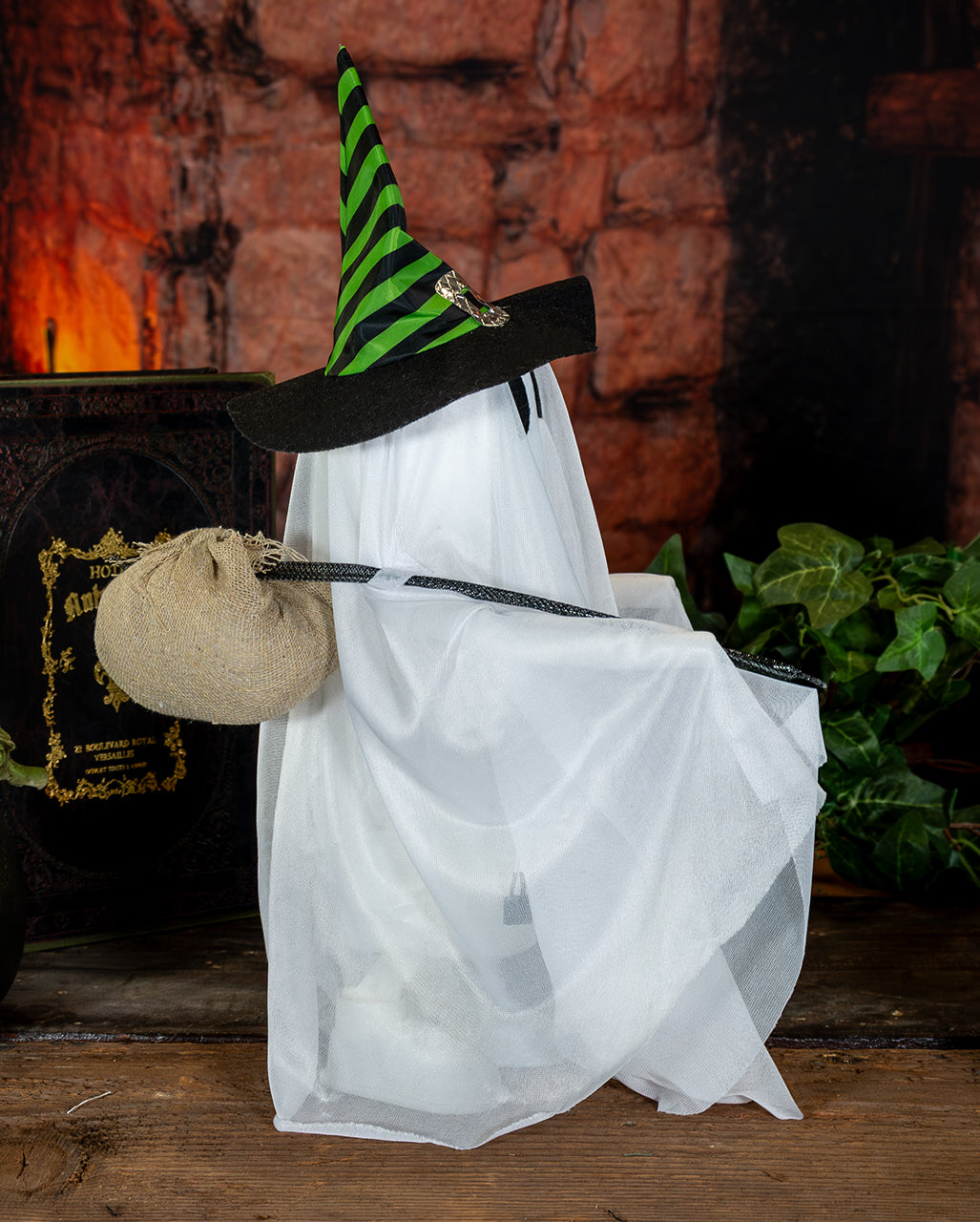 Wandernder Geist mit Hexenhut Animatronic 45cm