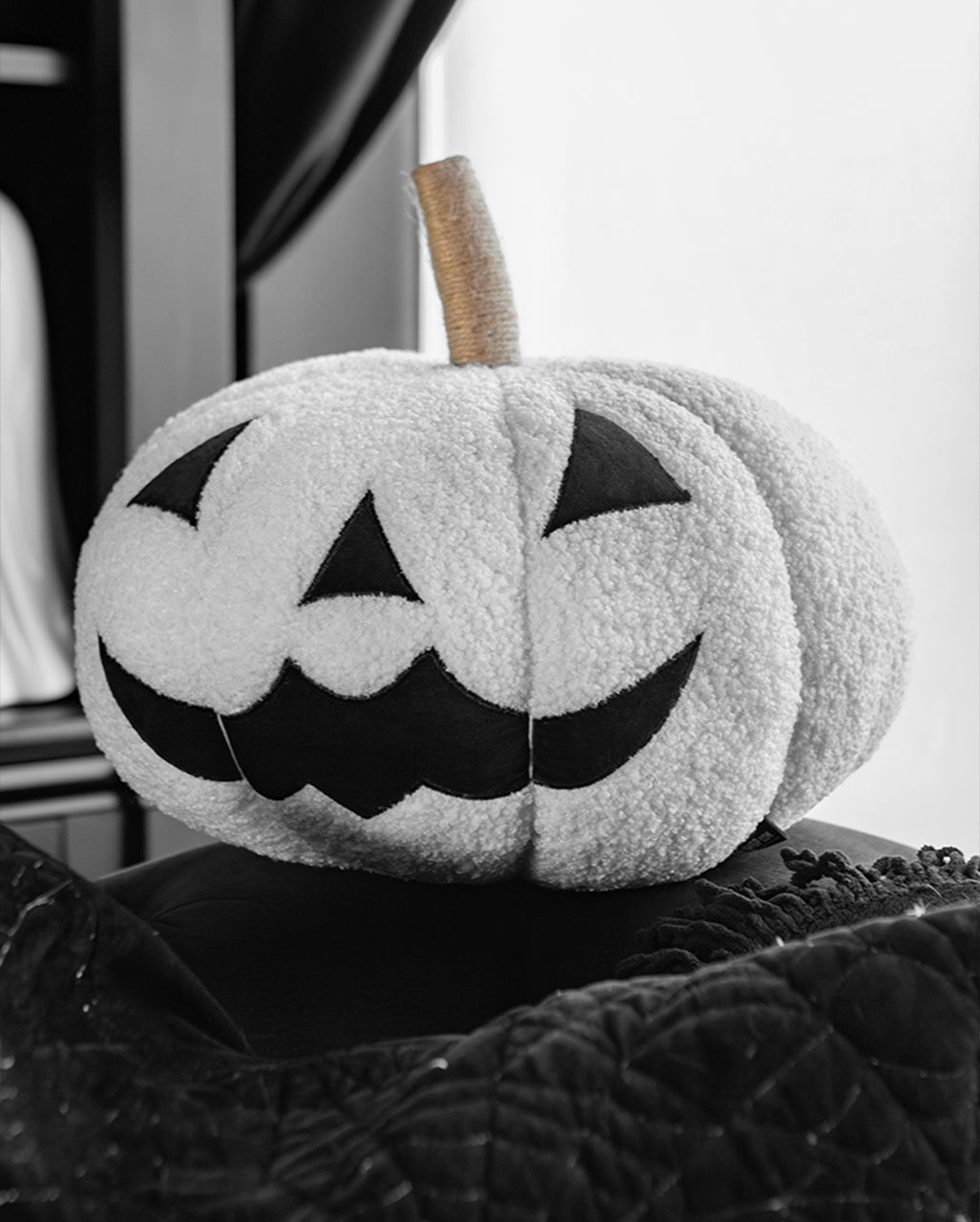 Weißer Halloween Kürbis als Zierkissen Ø 34cm