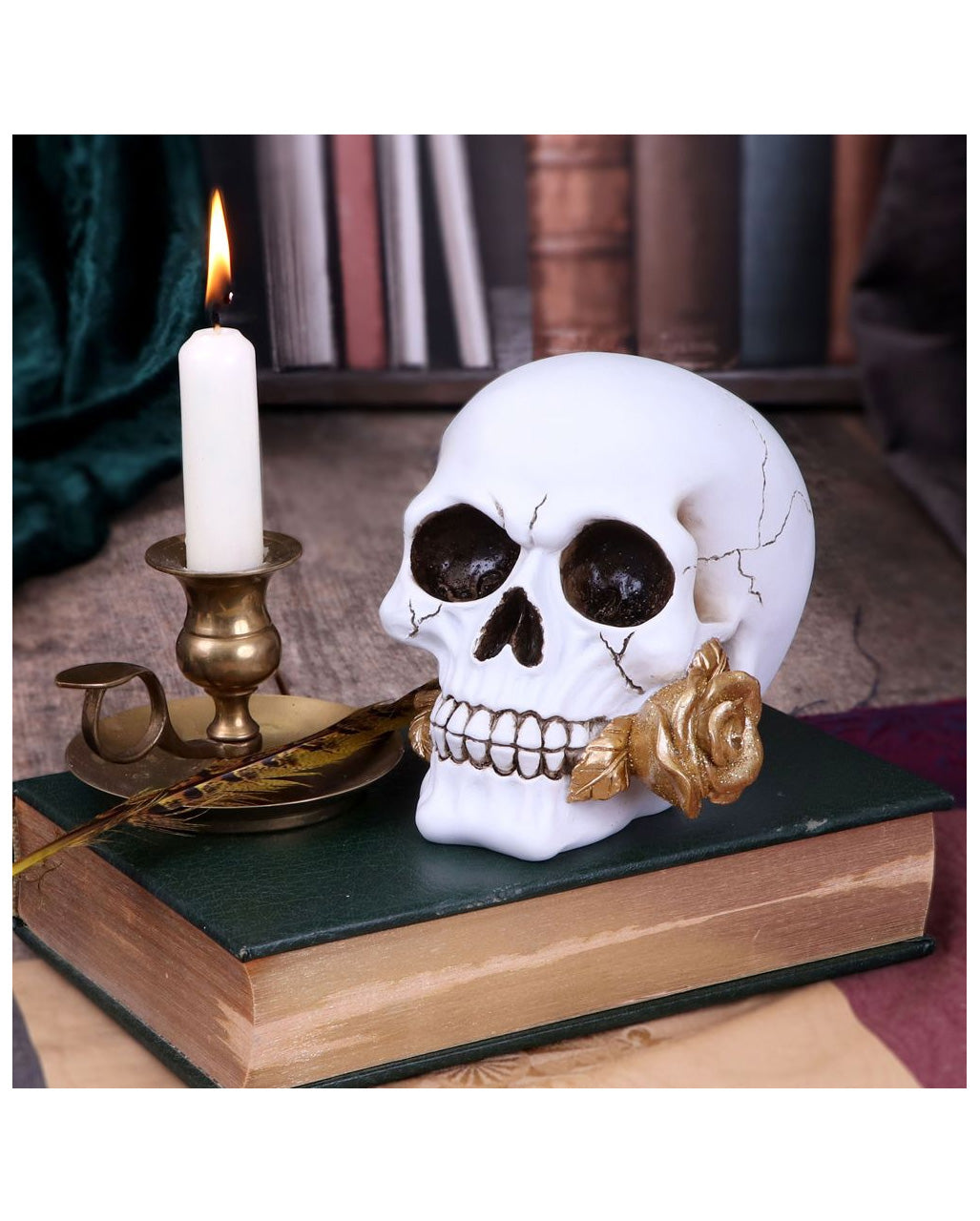Weißer Totenkopf mit goldener Rose